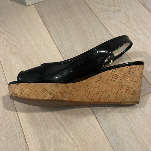 Michael Kors black patent & cork peep toe platforms.  Sz 8. Excellent condition. - Picture 5 of 8